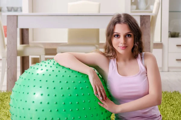 Jovem bela mulher fazendo exercícios em casa — Fotografia de Stock