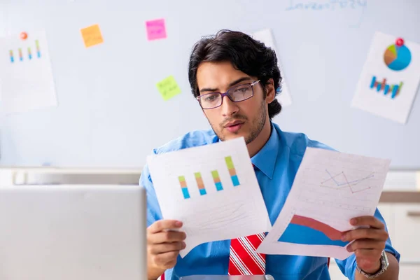 Jonge mannelijke financieel manager werkzaam in het kantoor — Stockfoto