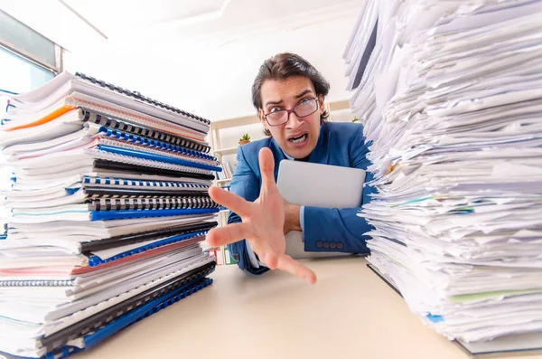 Junger gutaussehender Geschäftsmann unzufrieden mit exzessiver Arbeit — Stockfoto