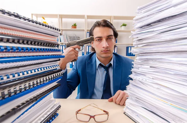 Junger gutaussehender Geschäftsmann unzufrieden mit exzessiver Arbeit — Stockfoto