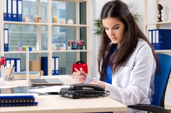 Ärztin arbeitet in der Klinik — Stockfoto