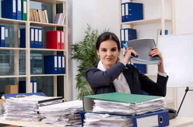 Kadın işçilerin aşırı çalışma ile mutsuz 