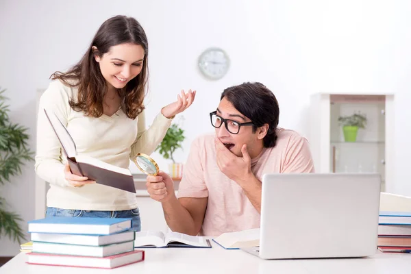 Studenter förbereder sig för tentamen tillsammans hemma — Stockfoto