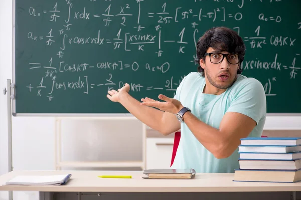 Ung manlig student matematiker framför svarta tavlan — Stockfoto