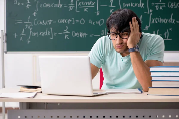 Tânăr student matematician în fața tablei de cretă — Fotografie, imagine de stoc