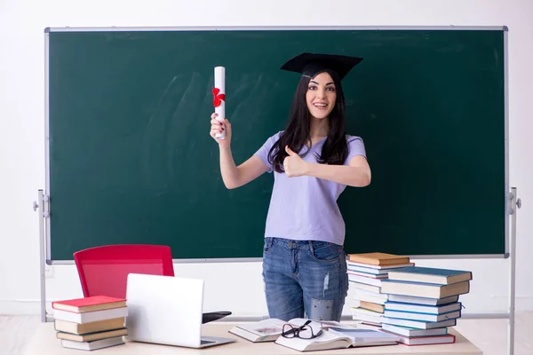 Estudante de pós-graduação feminina na frente do quadro verde — Fotografia de Stock