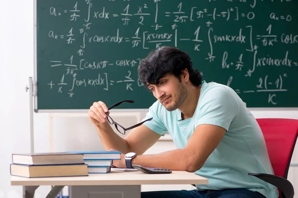 Ung manlig student matematiker framför svarta tavlan — Stockfoto