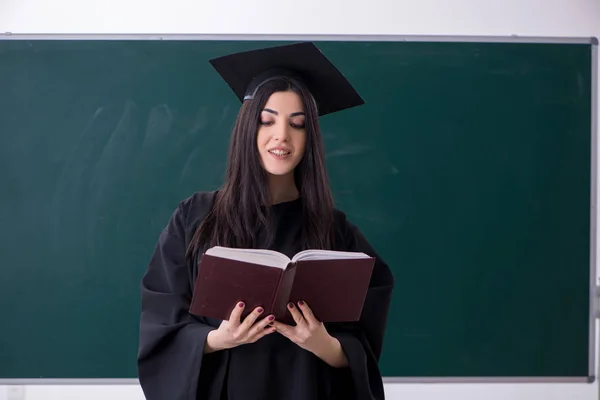 Étudiante diplômée devant le tableau vert — Photo