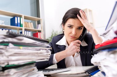 Ofiste çok fazla çalışma ile kadın işçiye 