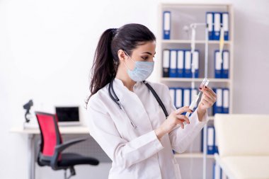 Enfüzyon konseptinde genç bayan doktor. 