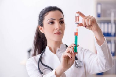 Enfüzyon konseptinde genç bayan doktor. 