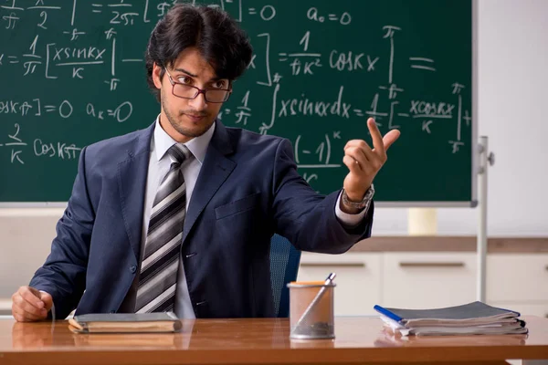 Joven profesor de matemáticas en el aula — Foto de Stock