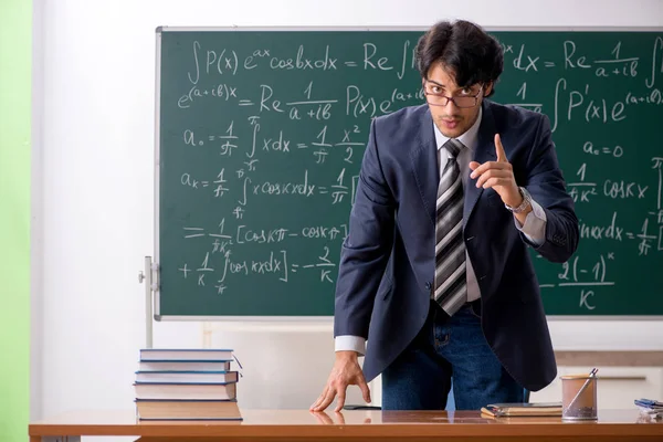 Jonge mannelijke wiskundeleraar in de klas — Stockfoto