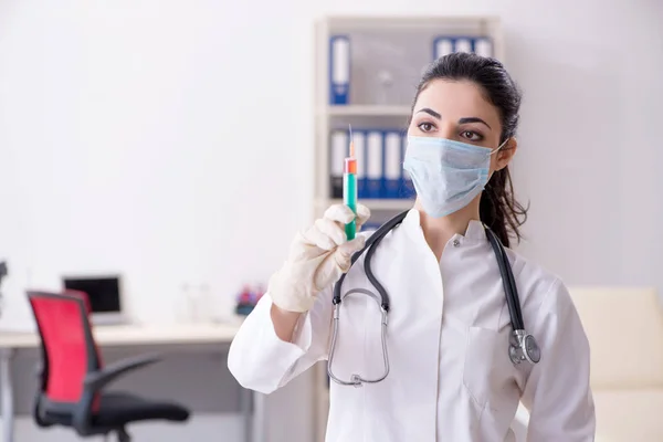 Jovem médica em conceito de infusão — Fotografia de Stock