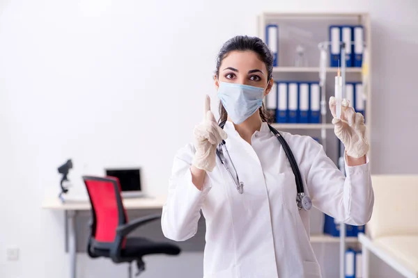 Giovane medico donna nel concetto di infusione — Foto Stock