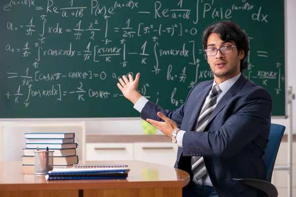 Unga manliga matematiklärare i klassrummet — Stockfoto