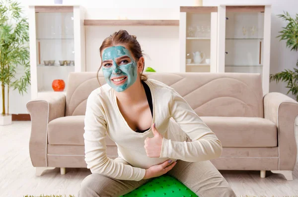 Young pregnant woman doing exercises at home — Stock Photo, Image