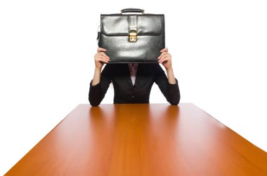 Uzun bir masada oturan kadın çalışan beyaza izole edilmiş. 