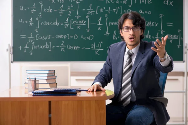 Joven profesor de matemáticas en el aula — Foto de Stock