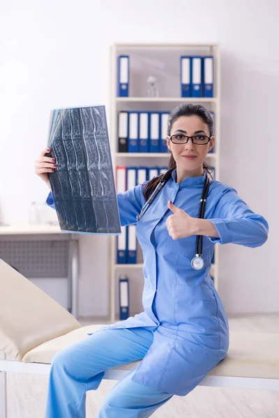 Giovane medico radiologo donna che lavora in clinica — Foto Stock