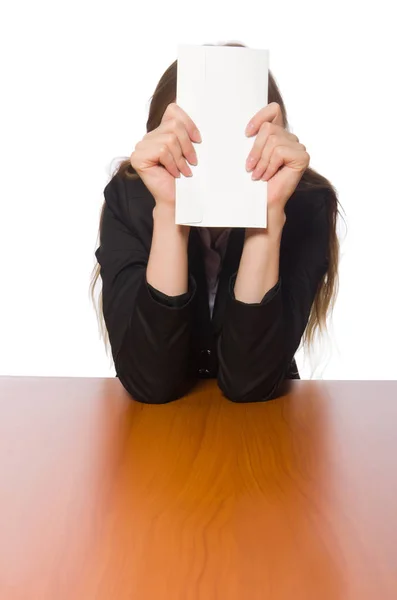 Žena zaměstnanec sedí u dlouhého stolu izolované na bílém — Stock fotografie