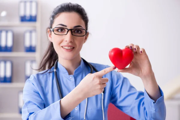 Ung kvinnlig läkare som arbetar på kliniken — Stockfoto