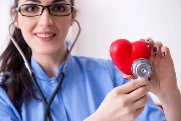 Jonge vrouwelijke arts werkzaam in de kliniek — Stockfoto