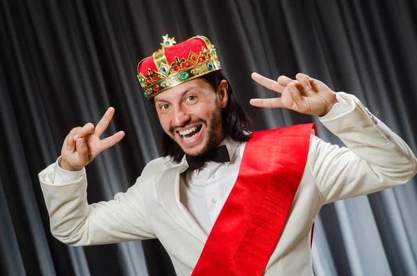 Забавный король в короне в концепции коронации — стоковое фото