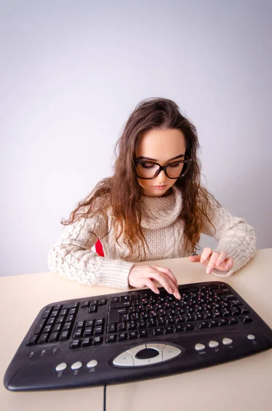 Grappig nerd meisje werken op de computer — Stockfoto