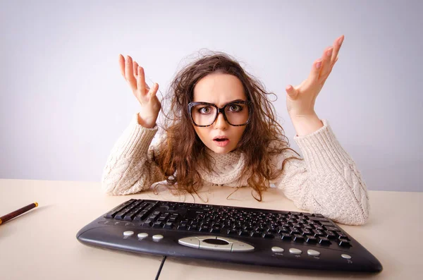 Engraçado nerd menina trabalhando no computador — Fotografia de Stock