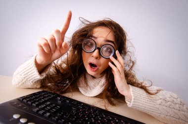 Bilgisayarda çalışan komik inek kız.