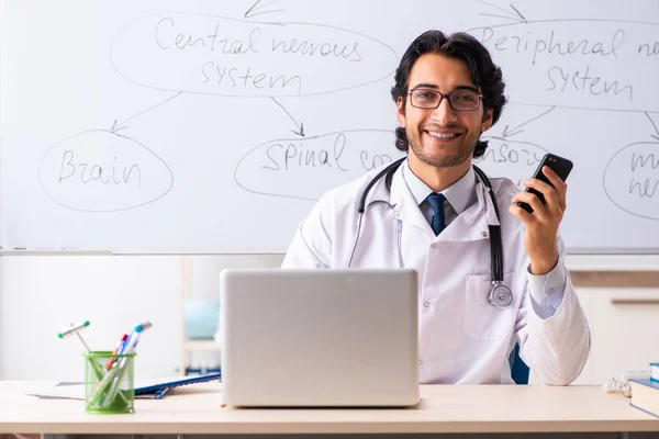 Hombre joven neurólogo médico en frente de pizarra — Foto de Stock