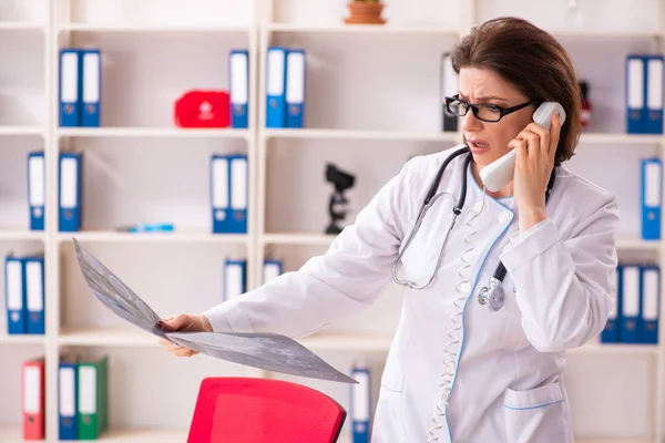 Médica idosa radiologista na clínica — Fotografia de Stock