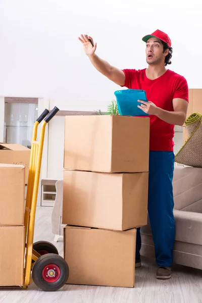 Joven contratista masculino con cajas trabajando en interiores —  Fotos de Stock