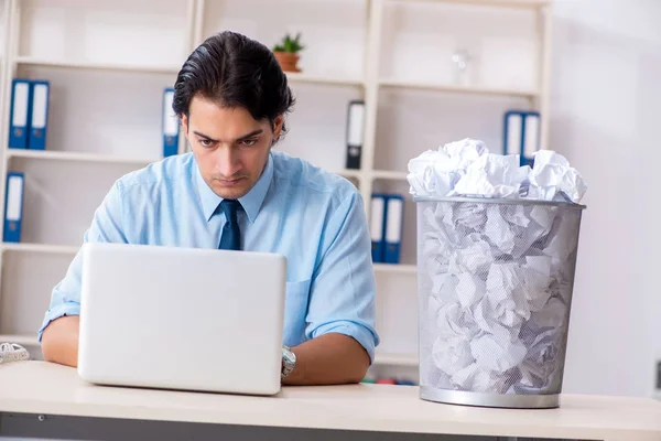 Geschäftsmann lehnt neue Ideen mit vielen Papieren ab — Stockfoto