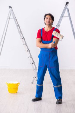 İçeride çalışan yakışıklı bir müteahhit. 