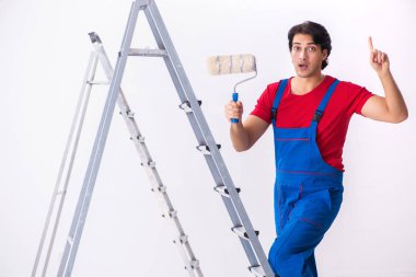 İçeride çalışan yakışıklı bir müteahhit. 