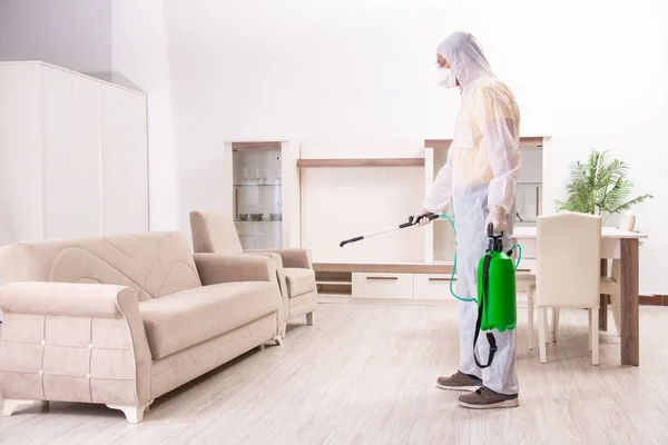 Ongediertebestrijding aannemer werkzaam in de flat — Stockfoto