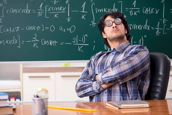 Grappige mannelijke wiskundeleraar in de klas — Stockfoto