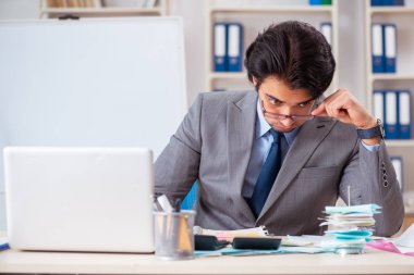 Bütçe planlama konseptinde genç yakışıklı işadamı 