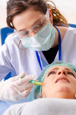 Kadın estetik plastik ameliyat için hazırlanıyor