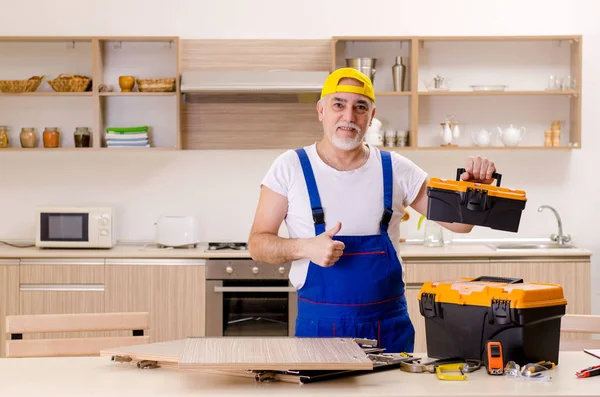 Contratista de edad reparador que trabaja en la cocina — Foto de Stock