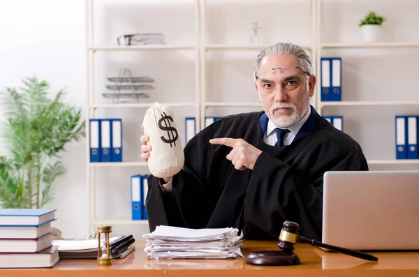 Betagter Anwalt arbeitet im Gerichtsgebäude — Stockfoto