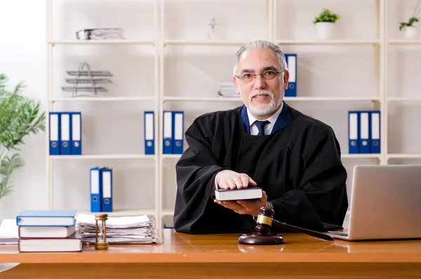 Oudere advocaat werkt in het gerechtsgebouw — Stockfoto