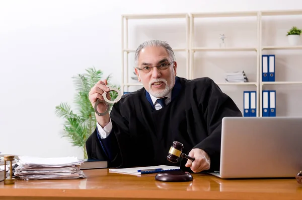 법원에서 일하고 있는 연로 한 변호사 — 스톡 사진
