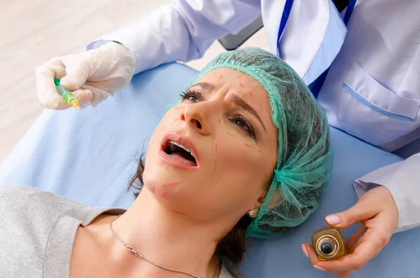 Mulher se preparando para cirurgia plástica estética — Fotografia de Stock