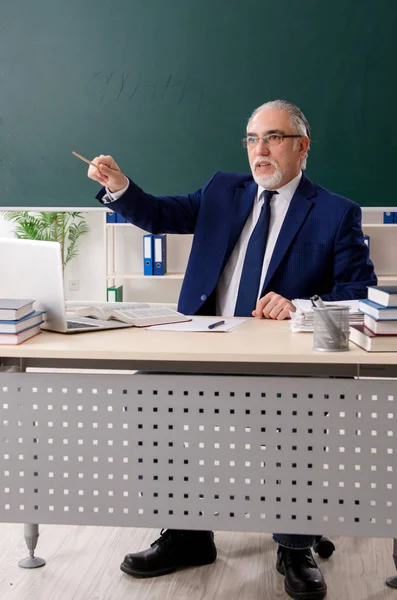 Profesor varón envejecido frente a pizarra —  Fotos de Stock