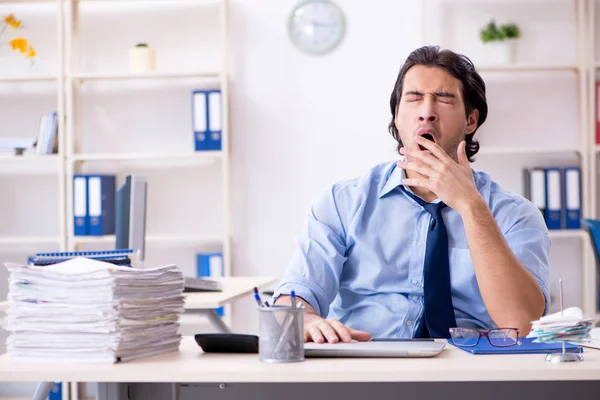 Joven hombre de negocios empleado infeliz con el trabajo excesivo — Foto de Stock