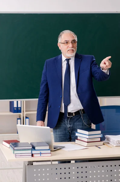Profesor varón envejecido frente a pizarra —  Fotos de Stock