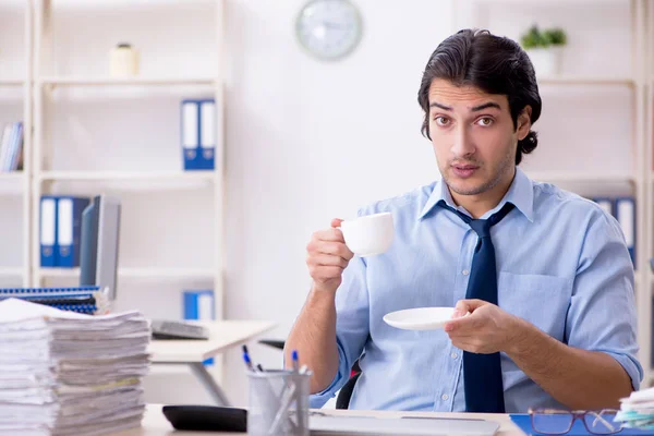 Joven hombre de negocios empleado infeliz con el trabajo excesivo —  Fotos de Stock